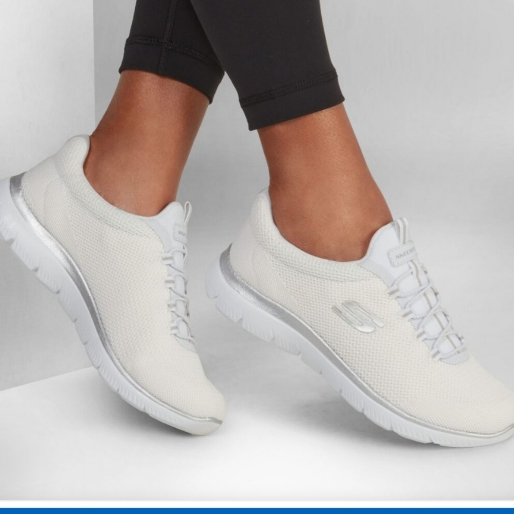 🆕️NWT Skechers Summit Sneaker Size 7 W